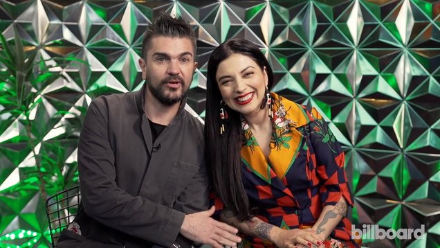 El colombiano Juanes y la chilena Mon Laferte realizarán en 2018 una gira conjunta por 16 ciudades de Estados Unidos y Canadá. (foto twitter @billboard)