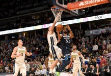 Karl-Anthony Towns (c-d) de Minnesota Timberwolves en acción ante Mason Plumlee (c-i) de Denver Nuggets.