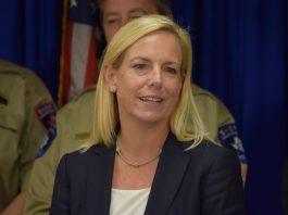 Kirstjen Nielsen felicita a Texas por regular contra las "ciudades santuario" Kirstjen Nielsen durante una rueda de prensa en Austin, Texas.