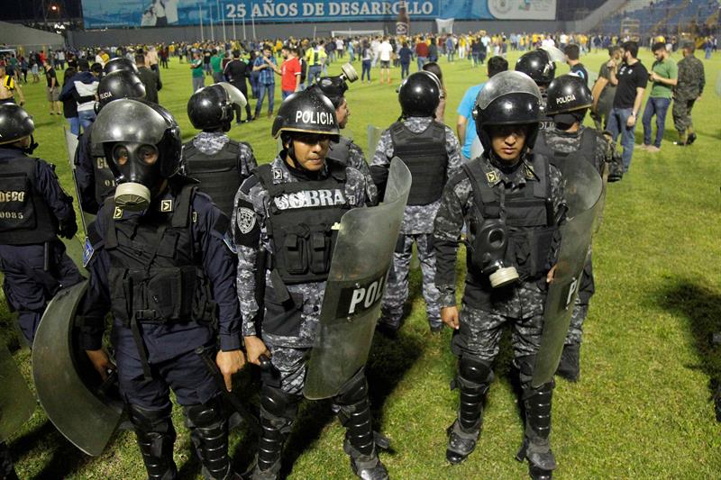 ).- Una batalla campal se desató hoy en el estadio Francisco Morazán de San Pedro Sula, ciudad del norte de Honduras, en el partido de ida entre el Real España y Marathón por la semifinal del torneo Apertura de fútbol, tras una decisión arbitral.
