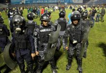 Árbitro desata batalla campal en partido por semifinal del Apertura hondureño ).- Una batalla campal se desató hoy en el estadio Francisco Morazán de San Pedro Sula, ciudad del norte de Honduras, en el partido de ida entre el Real España y Marathón por la semifinal del torneo Apertura de fútbol, tras una decisión arbitral.