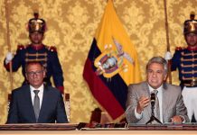 Lenín Moreno (d), y el vicepresidente, Jorgue Glas (i), participando durante la firma del decreto de creación del llamado Frente de Transparencia y Lucha contra la Corrupción, en el Palacio de Gobierno en Quito.