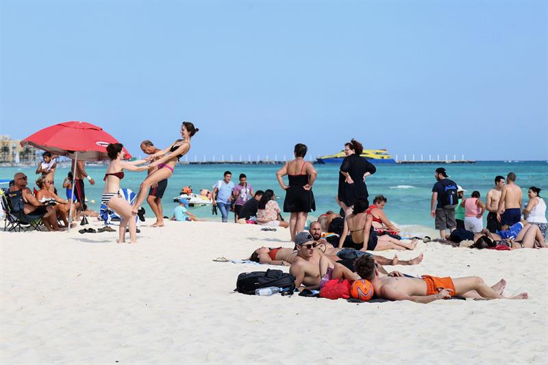 Turistas disfrutando de un d&iacute;a en una de las playas del estado de Quintana Roo (M&eacute;xico).