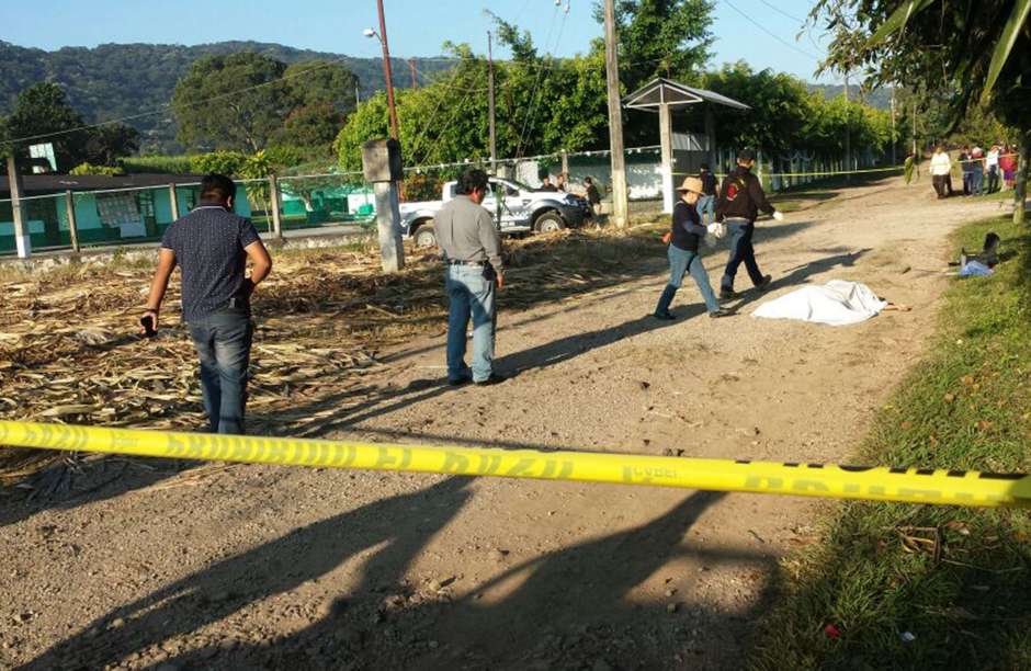 Inspección de el sitio donde una persona fue asesinada el lunes anterior en Veracruz.