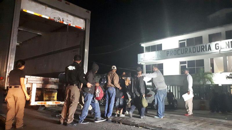 Fotograf&iacute;a cedida por la fiscal&iacute;a que muestra a las autoridades mexicanas interceptando a 153 indocumentados de varias nacionalidades -entre ellos 49 menores- cuando viajaban por una carretera del estado de Tabasco (M&eacute;xico).