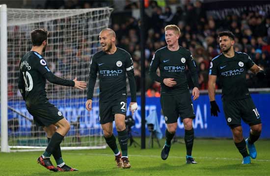 Dos goles de David Silva, uno de Kevin De Bruyne y otro de Sergio Ag&uuml;ero lanzaron este mi&eacute;rcoles en Swansea a un Manchester City (0-4) que sigue intratable en la Premier League -15 triunfos consecutivos-, l&iacute;der con 11 puntos de ventaja sobre su m&aacute;s inmediato perseguidor, el Manchester United.