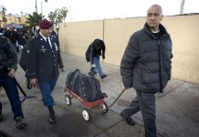El veterano de la Marina de Estados Unidos Marco Antonio Chávez cruza el puente internacional hacia Estados Unidos.