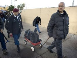 Vuelve legalmente el veterano deportado y luego perdonado en California El veterano de la Marina de Estados Unidos Marco Antonio Chávez cruza el puente internacional hacia Estados Unidos.