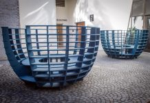 Dos de los "Meeting Bowls" instalados por el colectivo artístico español "mmmm..." en Miami, Florida.