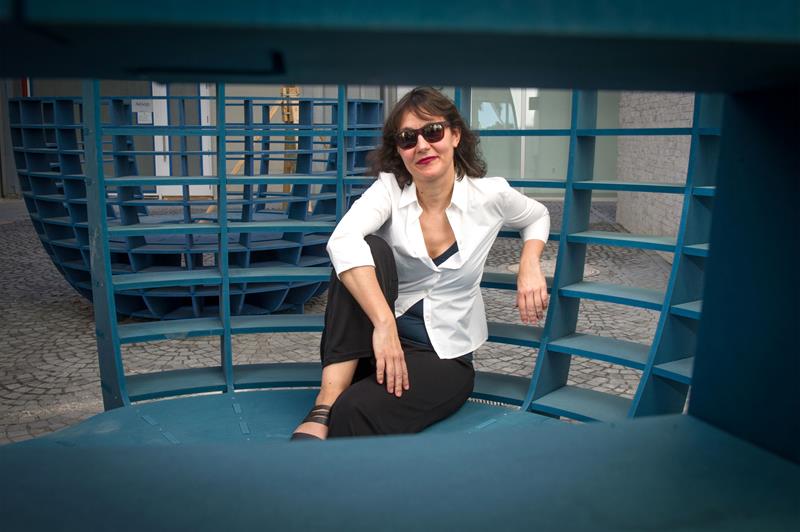 La artista espa&ntilde;ola Eva Salmer&oacute;n, miembro del colectivo art&iacute;stico "mmmm..." posa en el interior de uno de sus "Meeting Bowls".
