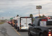 Miles de migrantes regresan a México por Navidad Vista general de una caravana de migrantes mexicanos residentes en Estados Unidos que viajan en sus vehículos.