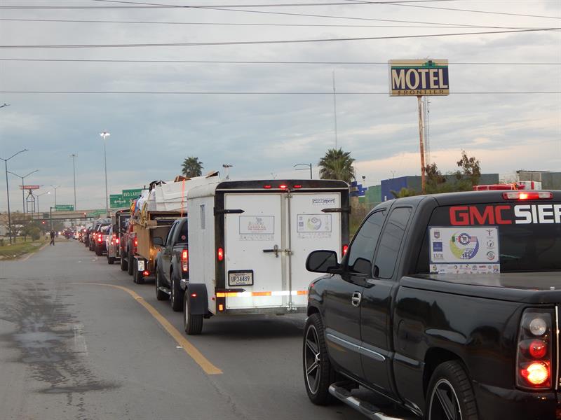 Vista general de una caravana de migrantes mexicanos residentes en Estados Unidos que viajan en sus veh&iacute;culos.