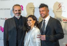 El cantante español Miguel Bosé, la actriz Eva Longoria y el cantante Ricky Martin posan durante una gala benéfica en Miami.