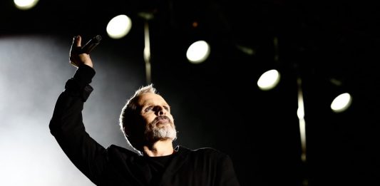 El cantante español Miguel Bosé recibirá en Miami un galardón por su labor humanitaria. (foto twitter @BoseOfficial)