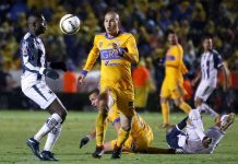Jorge Torres Nilo (d) de Tigres disputa el balón con Avilés Hurtado (i) de Rayados de Monterrey la noche del jueves 7 de diciembre de 2017, durante el partido de ida de la final del Torneo Apertura 2017, entre Rayados de Monterrey y Tigres de la UANL, en el Estadio Universitario de la ciudad de Monterrey (México).