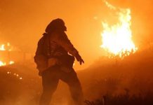 Un bombero murió durante las labores de extinción del incendio "Thomas" que ha calcinado más de 98.000 hectáreas, en el sur de California (EE.UU.), desde la semana pasada.