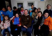 Jóvenes con síndrome de Down atienden un café incluyente en México La directora de una cafetería atendida por jóvenes con síndrome de down, Laura Ruiz (c-atrás).