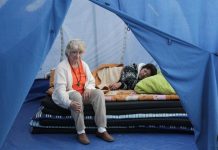 Aurora Romero (i) y Leticia Rosales (d), damnificados por el terremoto, descansan en una tienda, afuera del edificio donde vivían, en Ciudad de México.