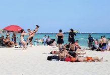 Turistas disfrutando de un día en una de las playas del estado de Quintana Roo (México).