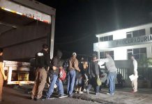 Detienen en México a 153 migrantes transportados en condiciones "inhumanas" Fotografía cedida por la fiscalía que muestra a las autoridades mexicanas interceptando a 153 indocumentados de varias nacionalidades -entre ellos 49 menores- cuando viajaban por una carretera del estado de Tabasco (México).