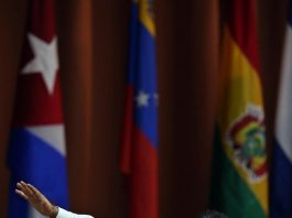 Maduro pide justicia "al máximo nivel" contra los "traidores de la patria" El presidente de Venezuela, Nicolás Maduro, acusó nuevamente hoy al jefe del Parlamento de su país, el opositor Julio Borges, de pedir sanciones a Europa y Estados Unidos contra la estatal Petróleos de Venezuela (PDVSA) y pidió justicia "al máximo nivel" contra los "traidores de la patria".