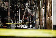 Miembros del Departamento de Bomberos de la Ciudad de Nueva York (FDNY) trabajan en el desalojo de un edificio de apartamentos en Nueva York.