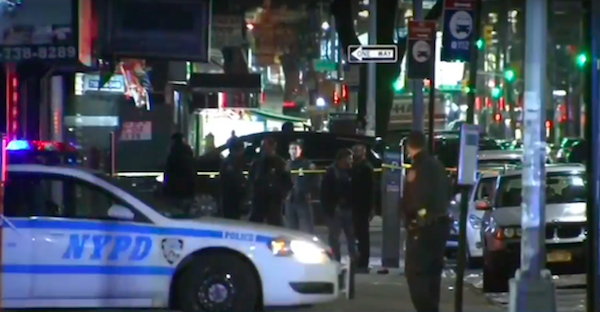 Un hombre muri&oacute; y otras cinco personas resultaron heridas tras una disputa por el estacionamiento de un veh&iacute;culo en la que el conductor apu&ntilde;al&oacute; y atropell&oacute; a varias personas fuera de un bar en el distrito de Queens