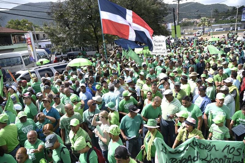 Manifestantes mientras marchan contra la corrupci&oacute;n y la impunidad, en Puerto Plata. 