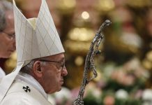 El papa Francisco participará mañana en el funeral del cardenal Bernard Francis Law.