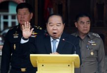 Lujos de vice primer ministro que comprometen a la junta militar tailandesa Con una sonrisa el vice primer ministro tailandés Prawit Wongsuwan se guareció la pasada semana con la mano su cara del sol en un gesto que sería anecdótico si no hubiera dejado al descubierto un reloj por el que ahora es investigado.