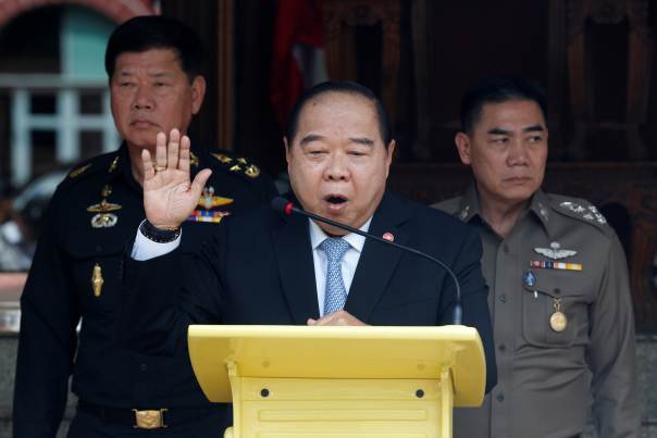 Con una sonrisa el vice primer ministro tailandés Prawit Wongsuwan se guareció la pasada semana con la mano su cara del sol en un gesto que sería anecdótico si no hubiera dejado al descubierto un reloj por el que ahora es investigado.