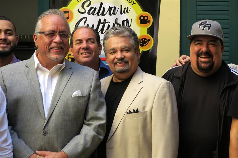 Los artistas puertorrique&ntilde;os Luis Gonz&aacute;lez (i), Kenny Cruz (2-i), Nino Segarra (c) y Pedro Brull (d), durante una rueda de prensa. 