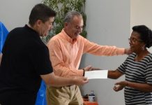 Ancianos puertorriqueños reciben ayuda para la compra de alimentos Víctor Parés, junto al director de la Administración para el Desarrollo de Empresas Agropecuarias (ADEA), Robert Bradley Pérez, entregaron los vales por la cantidad de 100 dólares a ancianos de varios sectores del distrito. (foto twitter @VictorPares2020)