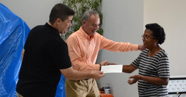 Víctor Parés, junto al director de la Administración para el Desarrollo de Empresas Agropecuarias (ADEA), Robert Bradley Pérez, entregaron los vales por la cantidad de 100 dólares a ancianos de varios sectores del distrito. (foto twitter @VictorPares2020)