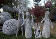 Tradición artesana navideña compite con la producción industrial en República Dominicana Bolas, burritos, árboles de distintos tamaños y formas, renos y hasta muñecos de nieve se exhiben desde principios de octubre