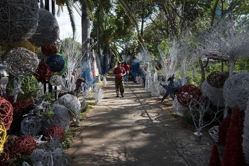 Adornos de navidad hechos a mano, en Santo Domingo (República Dominicana).