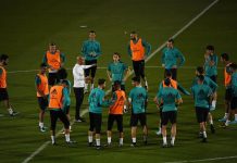 Zidane termina de preparar la final con todos sus jugadores disponibles El entrenador del Real Madrid, Zinedine Zidane da instrucciones a sus jugadores durante un entrenamiento en las instalaciones deportivas de la Universidad de Nueva York en Abu Dabi.