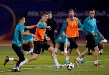 Lucas Vázquez y Toni Kroos durante el entrenamiento llevado a cabo hoy en Abu Dabi para preparar la final del Mundial de Clubes que disputarán el sábado ante el Gremio brasileño en el Zayed Sports City Stadium.