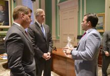Ricardo Rosselló reunido con el presidente del Massachusetts Institute of Technology (MIT), L. Rafael Rief, para solicitarle colaboración a esta institución líder en la innovación durante el proceso de recuperación de Puerto Rico. (foto twitter @ricardorossello)