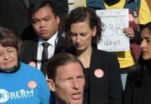 El senador por Conneticut, el demócrata Richard Blumenthal, habla durante una concentración celebrada frente a una Iglesia Metodista a apenas unos metros del Congreso en Washington.