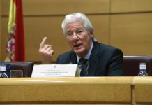 Richard Gere mostró hoy, durante una intervención en el Senado español su descontento con Donald Trump, al que le falta "empatía y compasión".