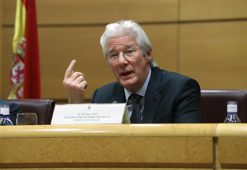Richard Gere mostró hoy, durante una intervención en el Senado español su descontento con Donald Trump, al que le falta "empatía y compasión".