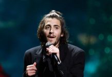 El cantante portugués Salvador Sobral, vencedor del último festival de Eurovisión, fue sometido con éxito este viernes a un trasplante de corazón en el Hospital Santa Cruz de Lisboa y evoluciona "muy bien" tras la operación.
