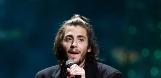 El cantante portugués Salvador Sobral, vencedor del último festival de Eurovisión, fue sometido con éxito este viernes a un trasplante de corazón en el Hospital Santa Cruz de Lisboa y evoluciona "muy bien" tras la operación.