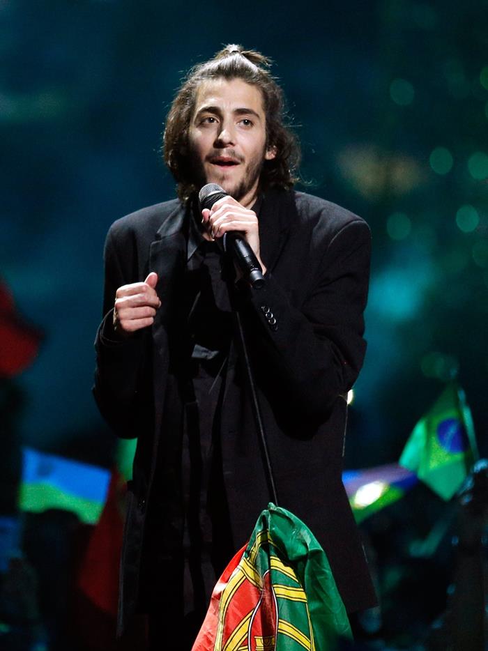 El cantante portugués Salvador Sobral, vencedor del último festival de Eurovisión, fue sometido con éxito este viernes a un trasplante de corazón en el Hospital Santa Cruz de Lisboa y evoluciona "muy bien" tras la operación.