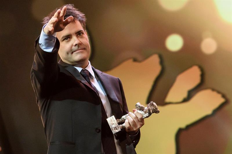 Sebastian Lelio mientras recibe su Oso de Plata a "Mejor Gui&oacute;n" por su pel&iacute;cula "Una mujer fant&aacute;stica", durante la ceremonia de clausura del 67 Festival Internacional de Cine de Berl&iacute;n.