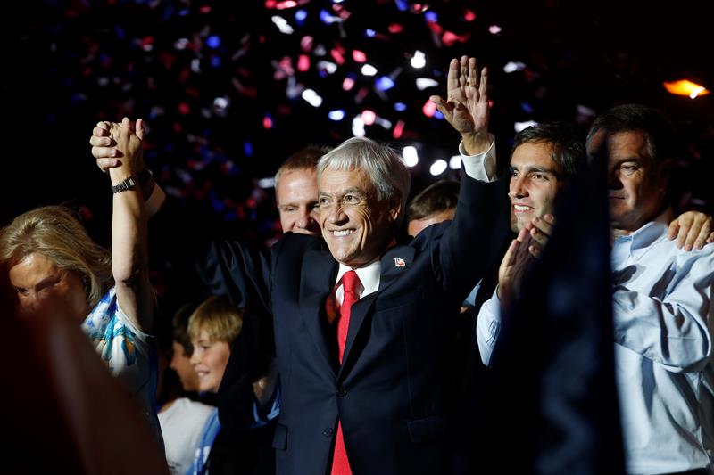 El presidente electo de la coalición Chile Vamos, Sebastián Piñera (c), saluda a un grupo de simpatizantes tras ganar en los comicios