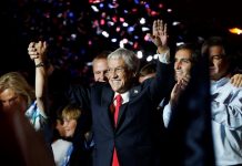 El presidente electo de la coalición Chile Vamos, Sebastián Piñera (c), saluda a un grupo de simpatizantes tras ganar en los comicios