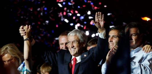 El presidente electo de la coalición Chile Vamos, Sebastián Piñera (c), saluda a un grupo de simpatizantes tras ganar en los comicios