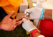Latinoamérica conmemoró el Día Mundial de la Lucha contra el Sida Una trabajadora de la Fundación AIDS Healthcare (AHF) toma una muestra de sangre a un hombre para realizar pruebas del sida, durante un acto celebrado con motivo del Día Mundial de la Lucha contra el Sida.
